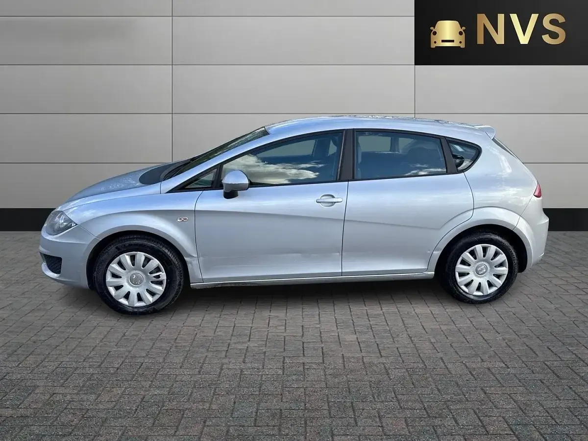 Begagnad Seat Leon Ecomotive 105 HK (77 kW) 2012 Silver Halvkombi