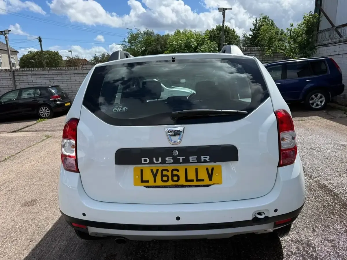 Used Dacia Duster Prestige 125 HP (91 kW) 2016 White SUV