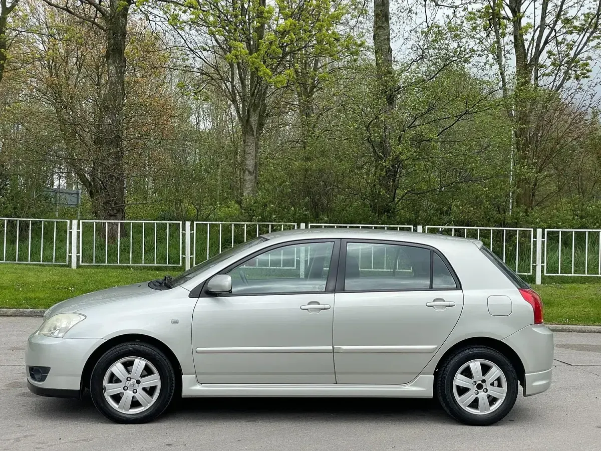 Used Toyota Corolla 110 HP (80 kW) 2005 Silver Hatchback