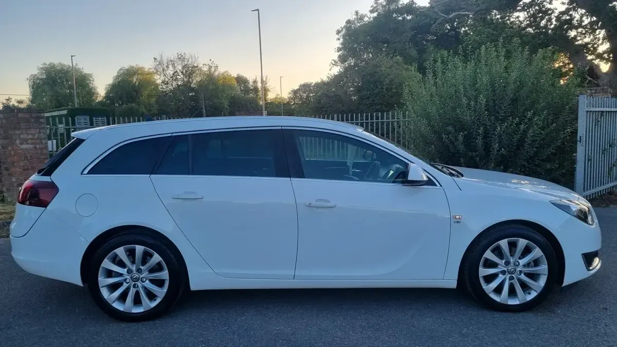 Used Vauxhall Insignia Elite 140 HP (102 kW) 2015 White Estate