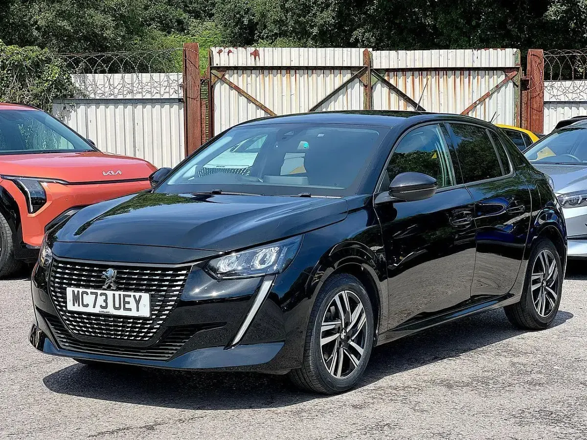 Used Peugeot 208 Allure+ 99 HP (72 kW) 2023 Black Hatchback