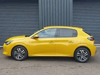 Second-hand Peugeot 208 Allure Premium 100 CP (73 kW) 2021 Galben Hatchback