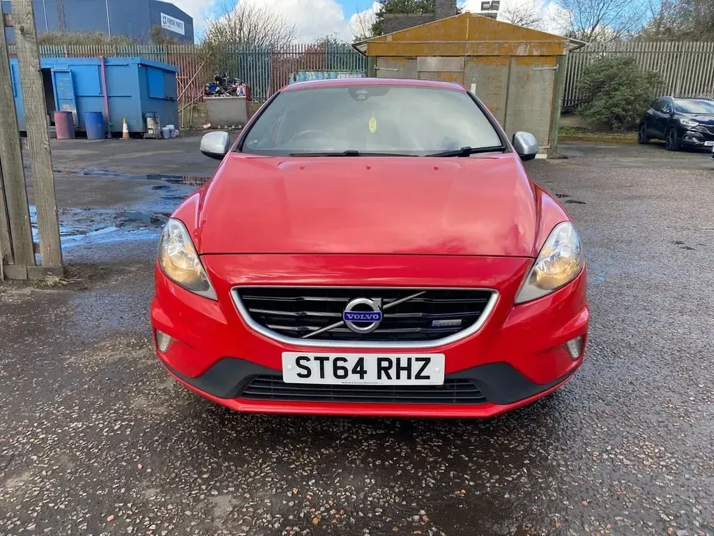 Used Volvo V40 R-Design 190 HP (139 kW) 2014 Red Hatchback