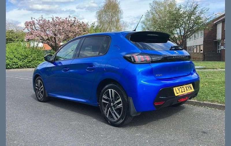 Used Peugeot 208 Allure+ 101 HP (74 kW) 2023 Blue Hatchback