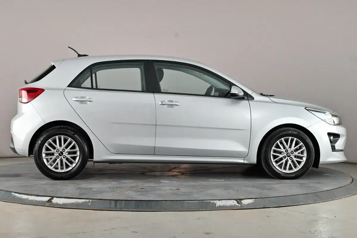 Used Kia Rio 99 HP (72 kW) 2023 Silver Hatchback