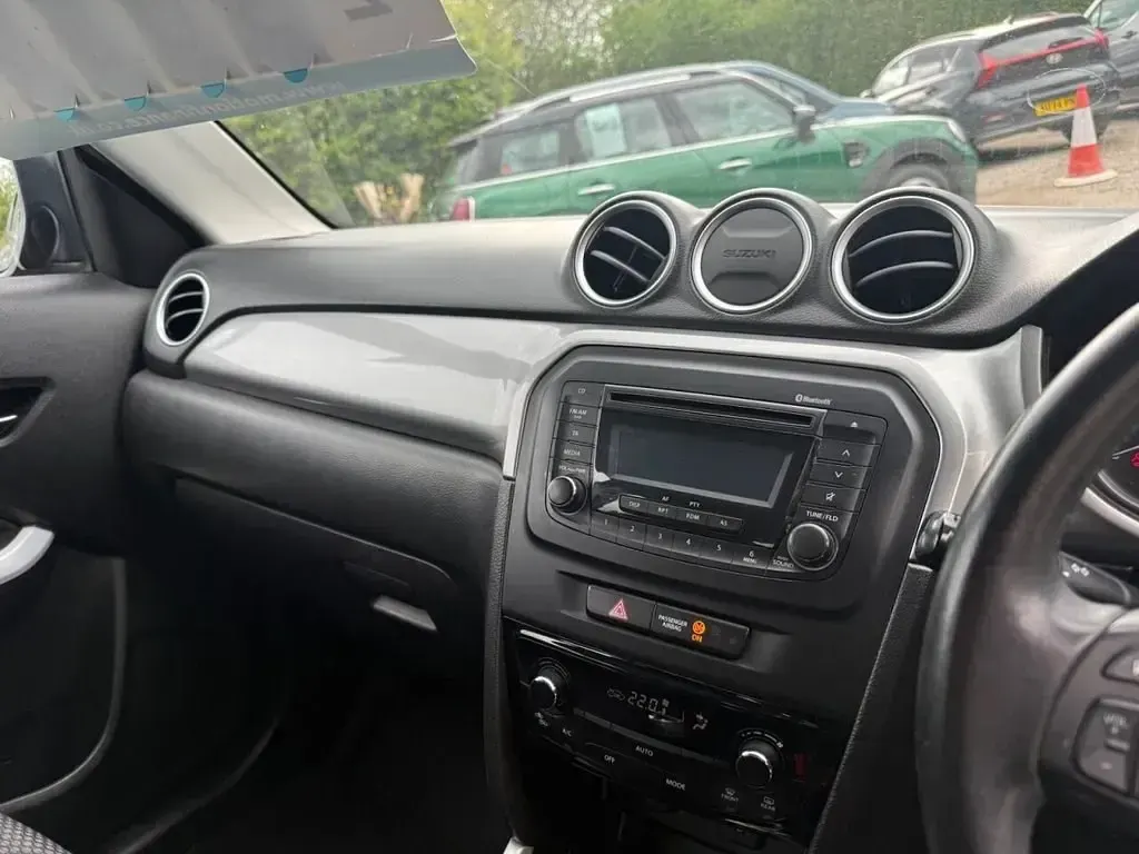 Gebraucht Suzuki Vitara SZ4 120 PS (88 kW) 2018 Schwarz SUV