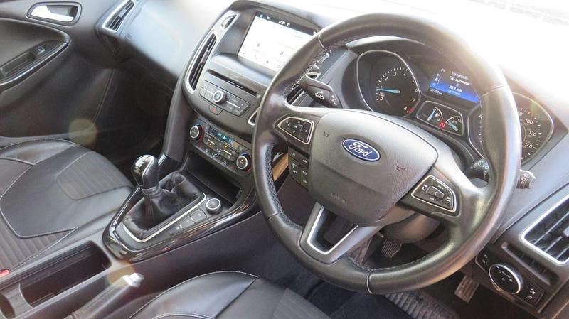 Begagnad Ford Focus Titanium X 2017 Orange Halvkombi