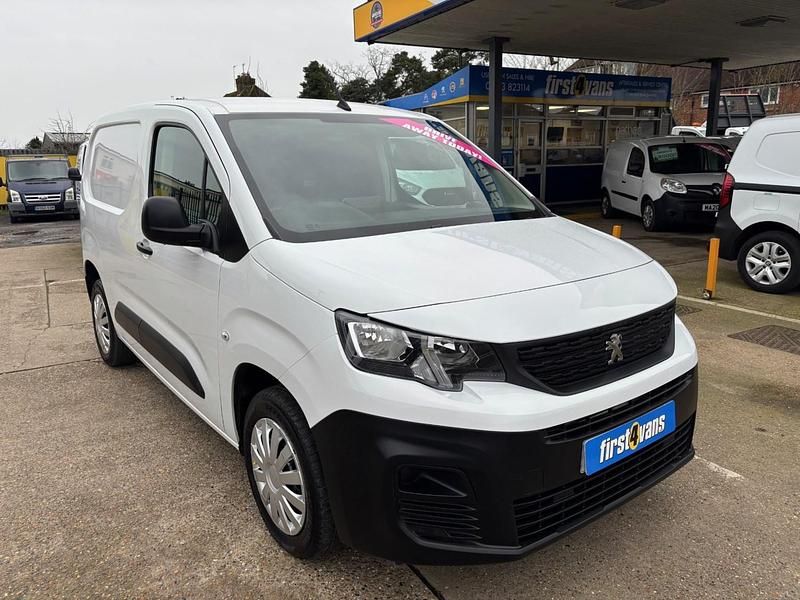 Used Peugeot Partner Premium 100 HP (73 kW) 2023 White MPV