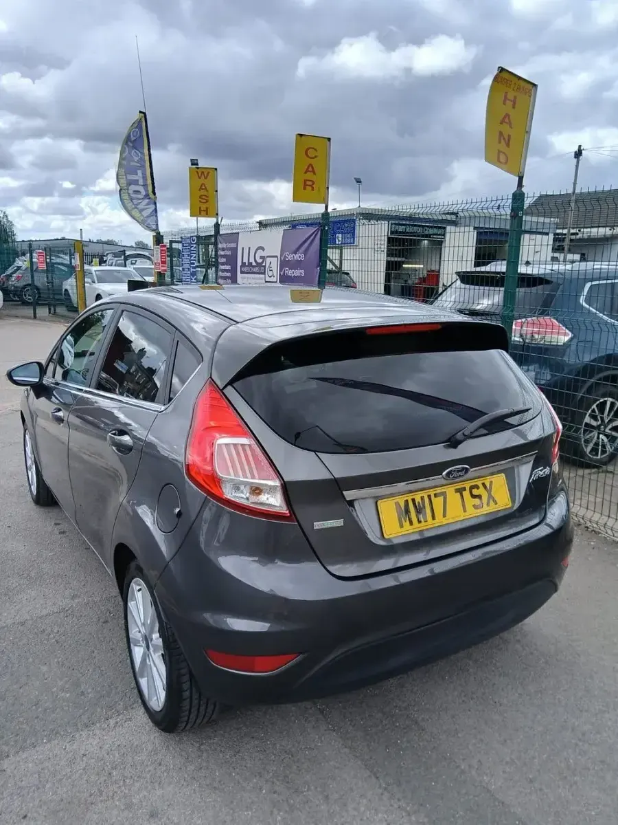 Used Ford Fiesta Titanium 100 HP (73 kW) 2017 Grey Hatchback