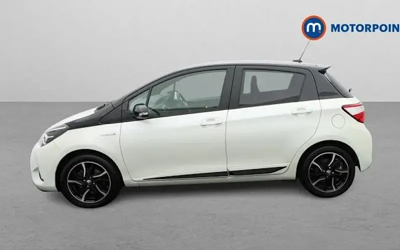 Used Toyota Yaris 111 HP (81 kW) 2018 White Hatchback