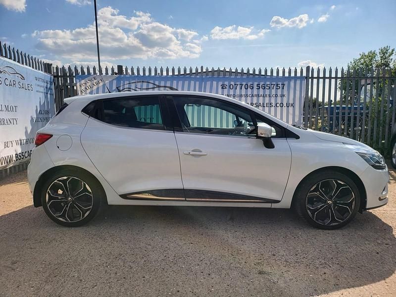 Used Renault Clio IV Iconic 90 HP (66 kW) 2019 White Hatchback