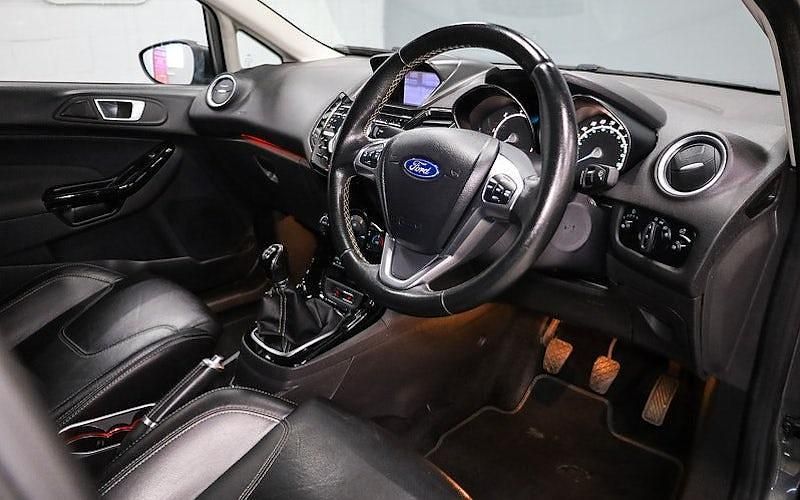 Usado Ford Fiesta Titanium 95 HP (69 kW) 2016 Cinzento Citadino