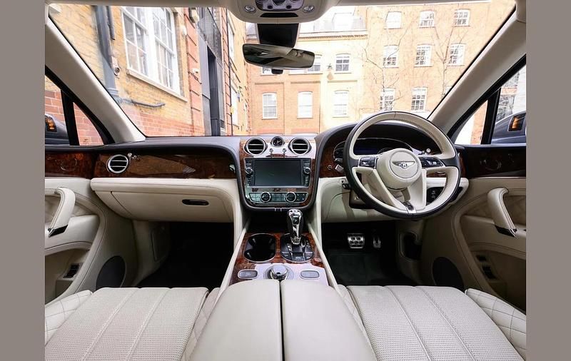 Used Bentley Bentayga 599 HP (440 kW) 2018 Grey SUV