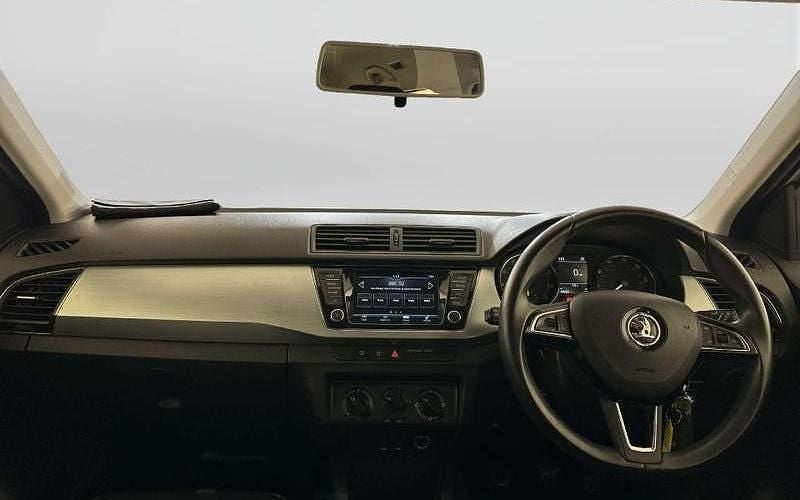 Used Skoda Fabia SE 75 HP (55 kW) 2018 White Hatchback