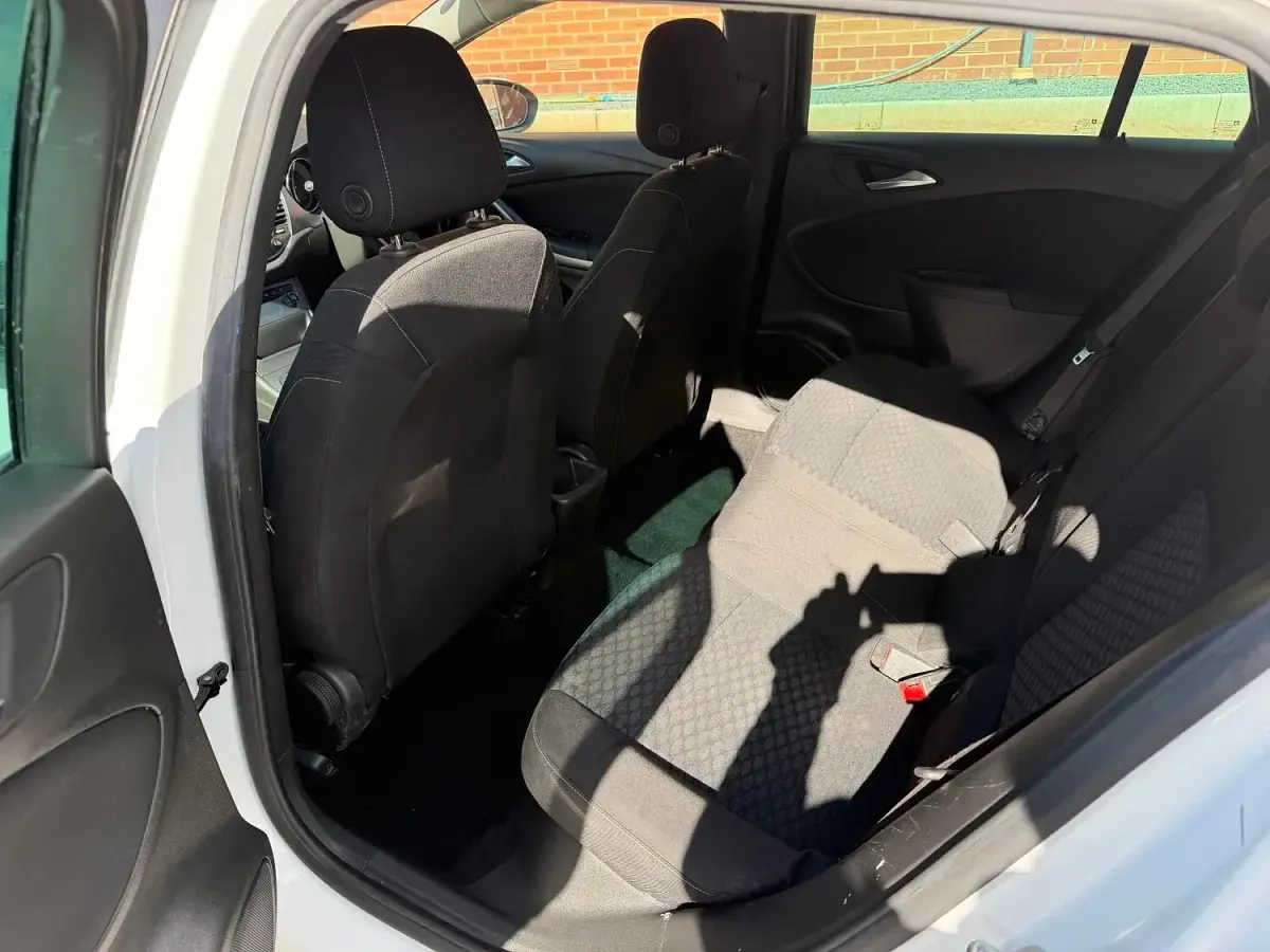 Used Vauxhall Astra Design Edition 136 HP (100 kW) 2019 White Estate