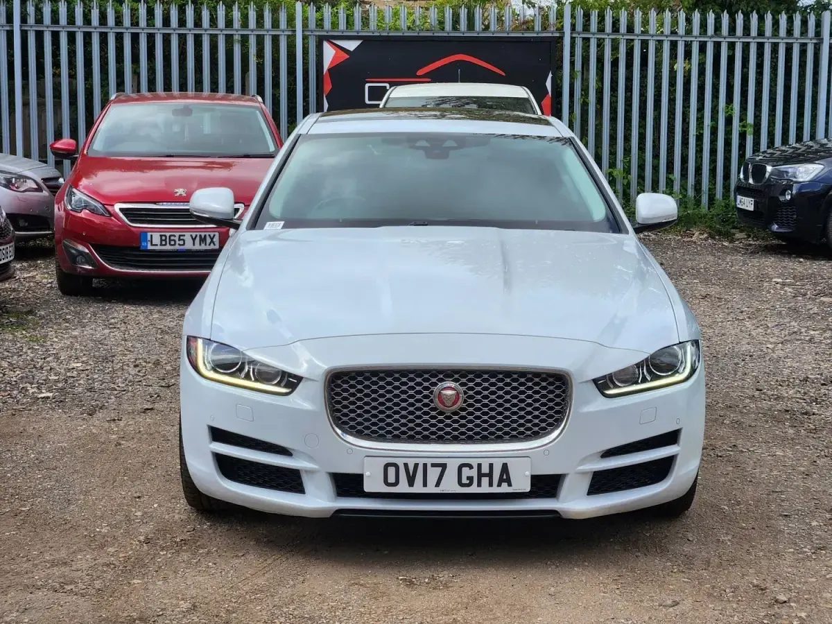 Begagnad Jaguar XE Portfolio 180 HK (132 kW) 2017 Vit Sedan