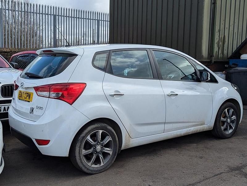 Used Hyundai ix20 SE 90 HP (66 kW) 2017 White Hatchback