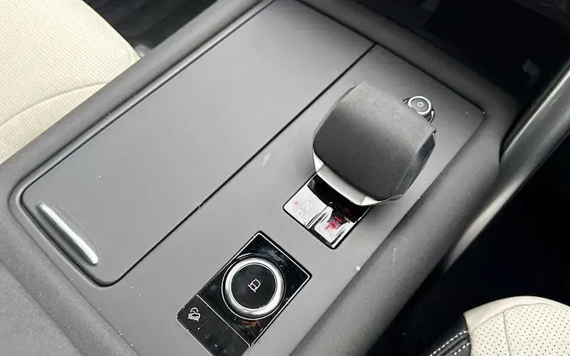 Used Land Rover Discovery 349 HP (256 kW) 2025 Black SUV
