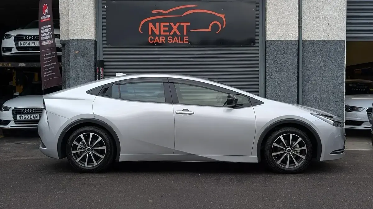 Used Toyota Prius Design 140 HP (102 kW) 2025 Silver Hatchback