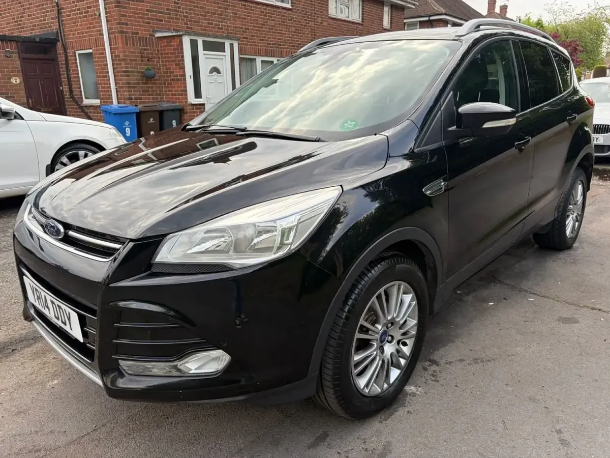 Usado Ford Kuga Titanium 140 HP (102 kW) 2014 Preto SUV