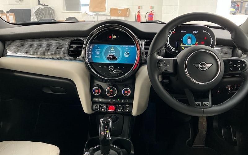 Begagnad Mini Cooper Exclusive 136 HK (100 kW) 2022 Svart Halvkombi