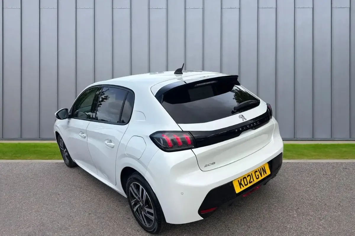 Used Peugeot 208 Allure Premium 99 HP (72 kW) 2021 White Hatchback