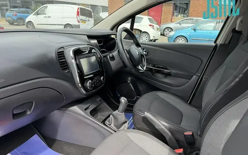 Used Renault Captur Dynamique 90 HP (66 kW) 2014 Cream SUV