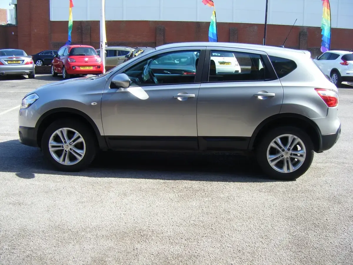 Used Nissan Qashqai Acenta 117 HP (86 kW) 2011 Silver SUV