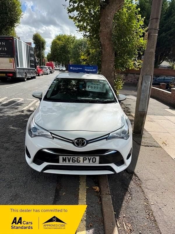 Used Toyota Avensis Active 112 HP (82 kW) 2016 White Sedan