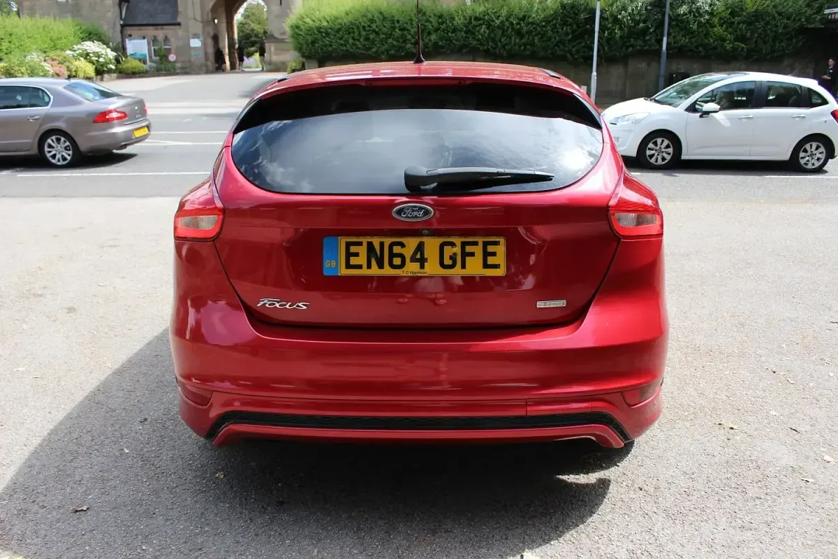 Used Ford Focus Zetec 125 HP (91 kW) 2015 Red Hatchback