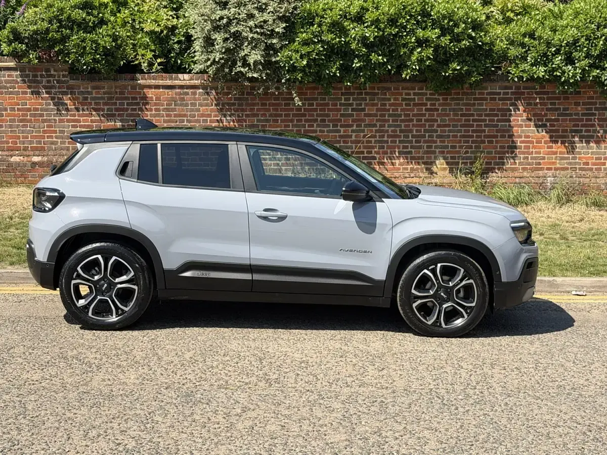 Used Jeep Avenger Summit 100 HP (73 kW) 2025 Grey/black SUV