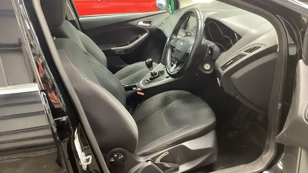 Used Ford Focus Zetec 120 HP (88 kW) 2016 Black Hatchback