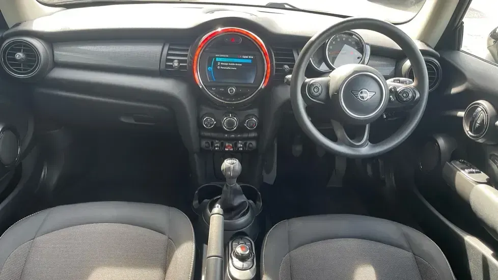 Used Mini Cooper Classic 134 HP (98 kW) 2019 White Hatchback
