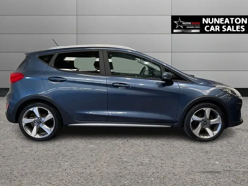Usado Ford Fiesta Active 100 CV (73 kW) 2019 Azul Utilitario