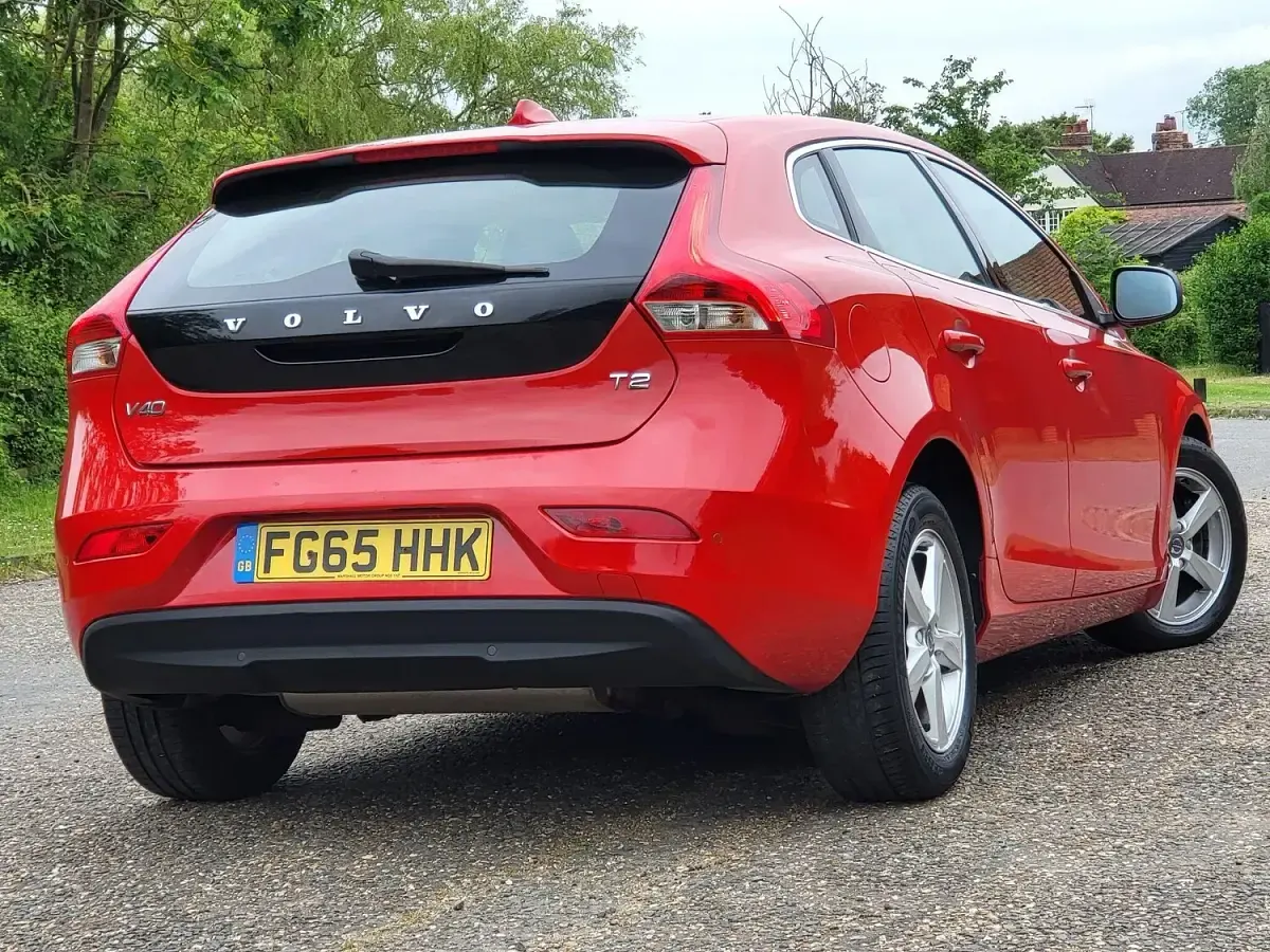 Used Volvo V40 SE 122 HP (89 kW) 2015 Red Hatchback