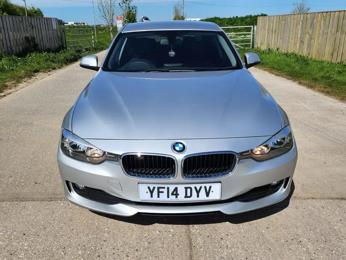 Begagnad BMW 318 2014 Silver Sedan