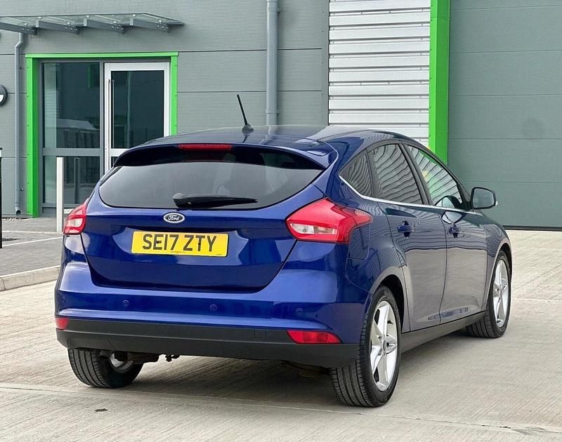 Begagnad Ford Focus Zetec 2017 Blå Halvkombi