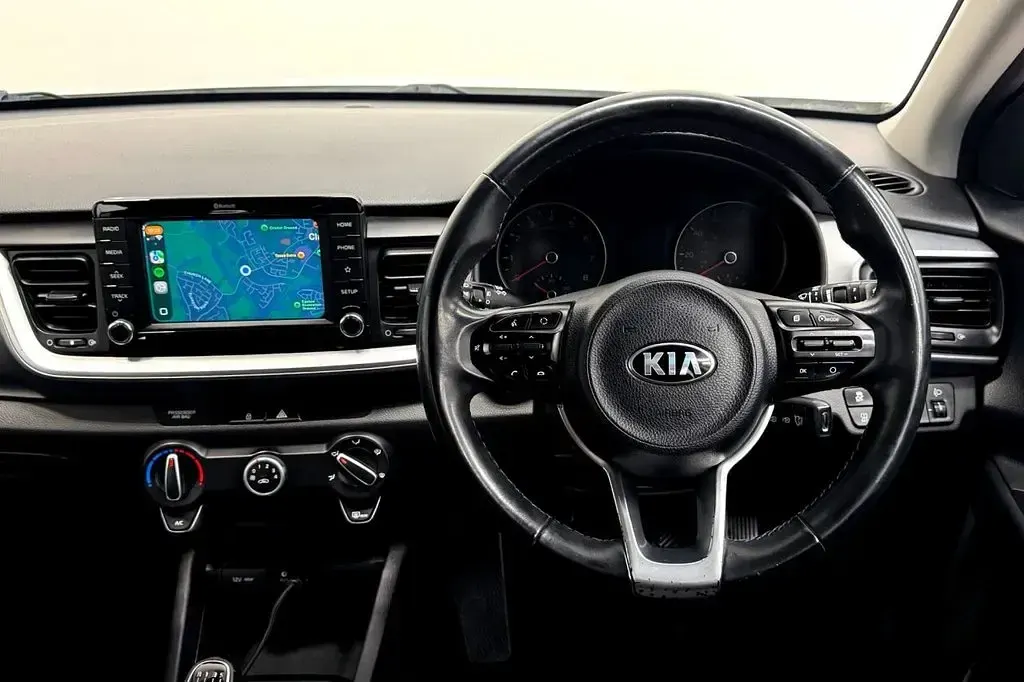Used Kia Stonic 100 HP (73 kW) 2019 White SUV