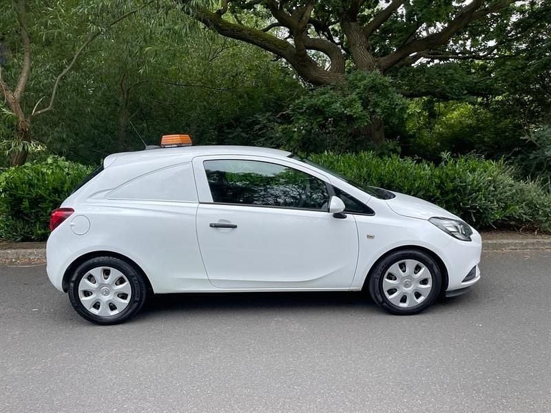 Used Vauxhall Corsa S 95 HP (69 kW) 2016 White Hatchback