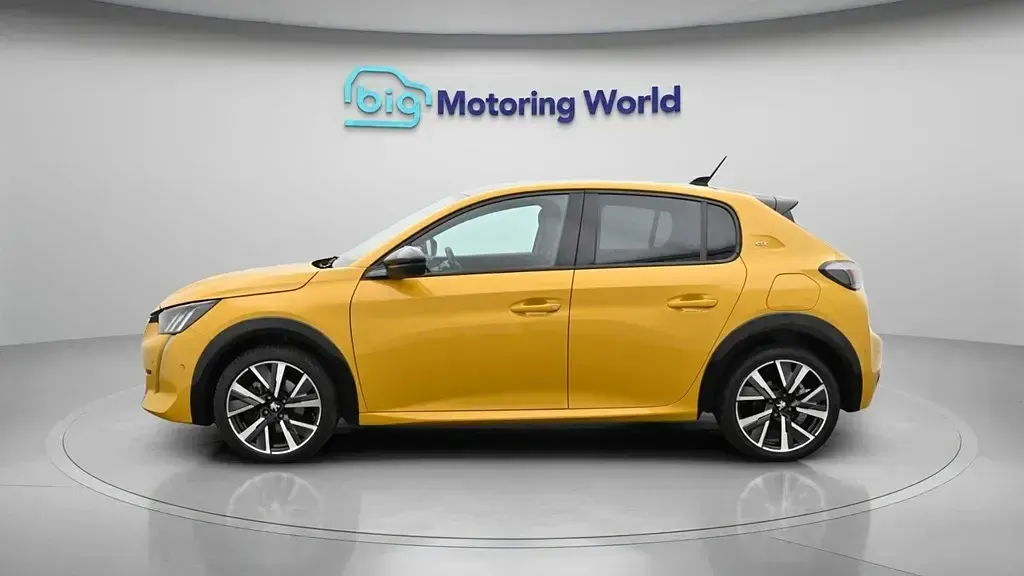 Used Peugeot 208 GT 100 HP (73 kW) 2022 Yellow Hatchback