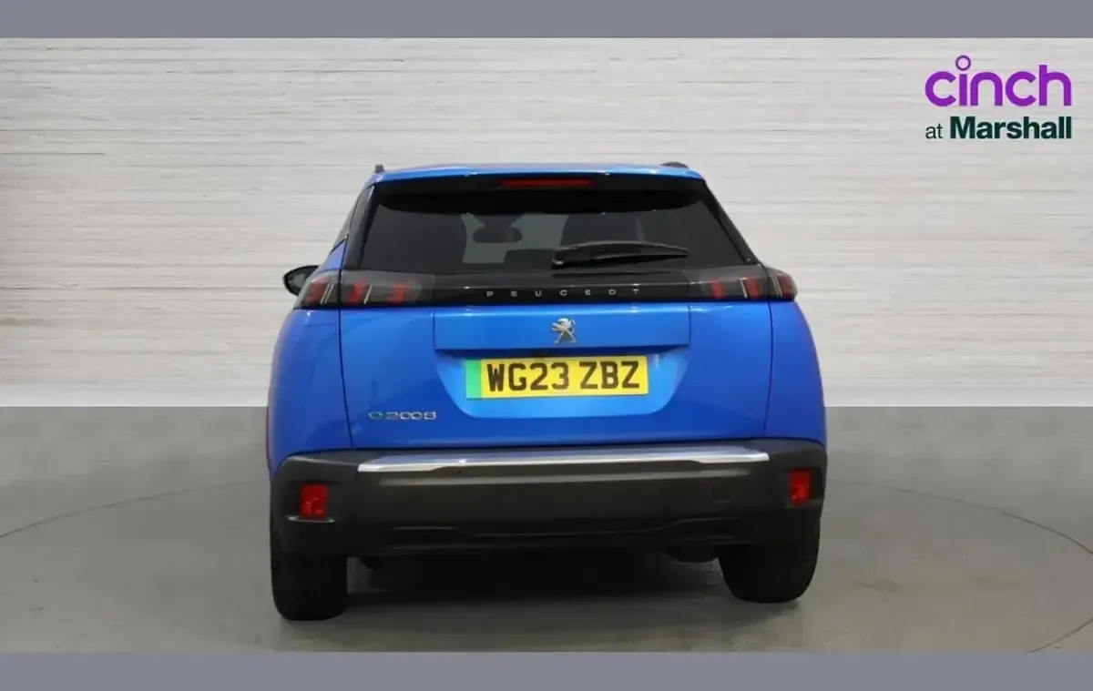 Usado Peugeot e-2008 Allure+ 100 kW (136 CV) 2023 Azul SUV