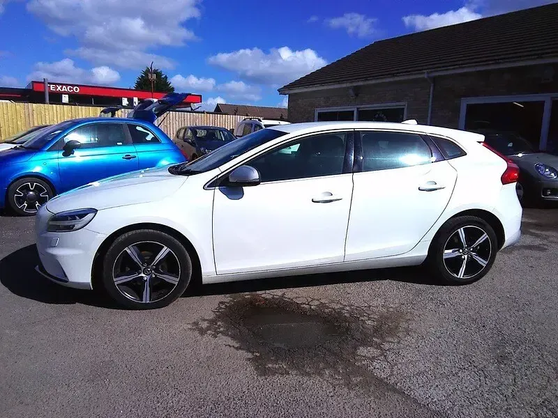 Usado Volvo V40 R-Design 120 HP (88 kW) 2018 Branco Citadino