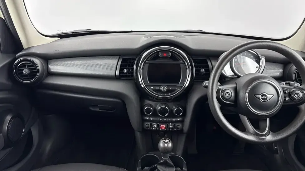 Usado Mini Cooper Classic 134 HP (98 kW) 2019 Branco Citadino
