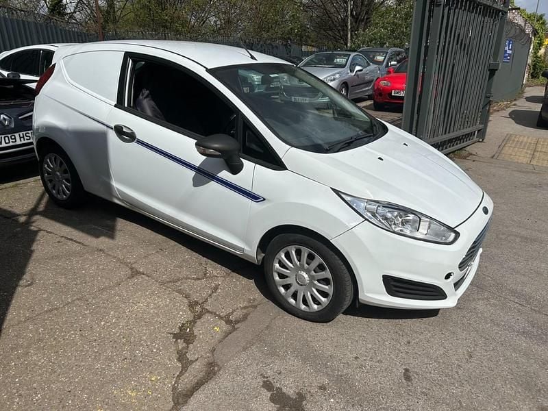 Używany Ford Fiesta 75 KM (55 kW) 2015 Biały Hatchback