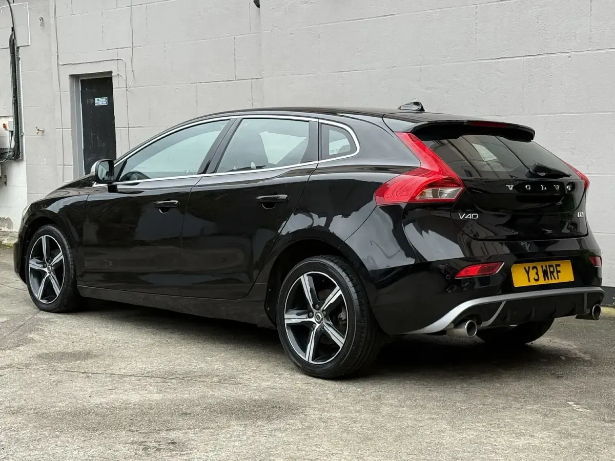 Used Volvo V40 R-Design 120 HP (88 kW) 2017 Black Hatchback