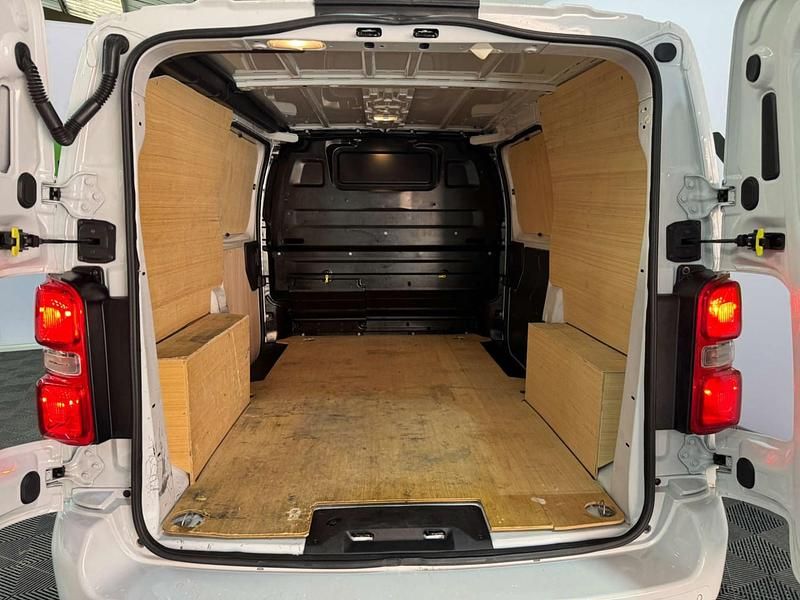 Used Vauxhall Vivaro Sportive 100 HP (73 kW) 2022 White MPV