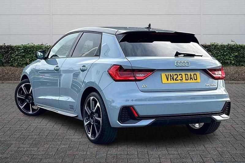 Begagnad Audi A1 Black Edition 150 HK (110 kW) 2023 Grå SUV