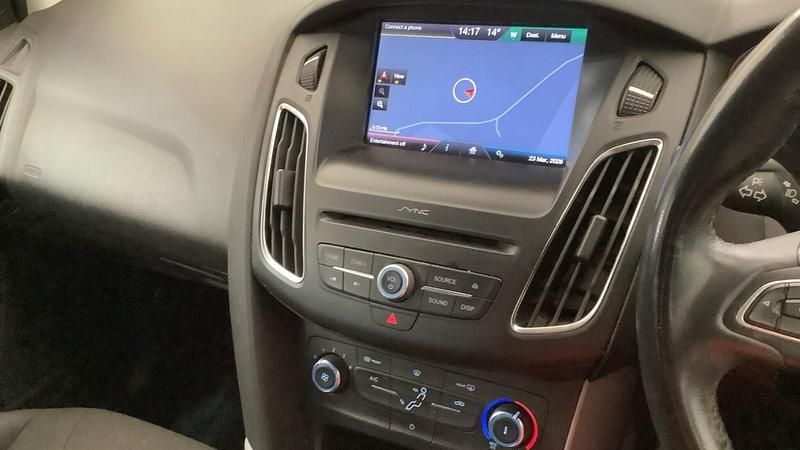 Used Ford Focus Zetec 125 HP (91 kW) 2016 Red Hatchback