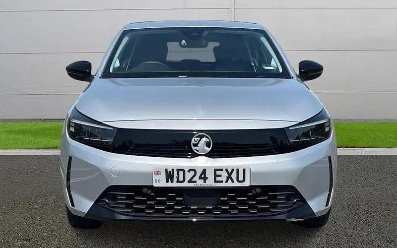 Usado Vauxhall Corsa Design Edition 75 HP (55 kW) 2024 Prateado Citadino