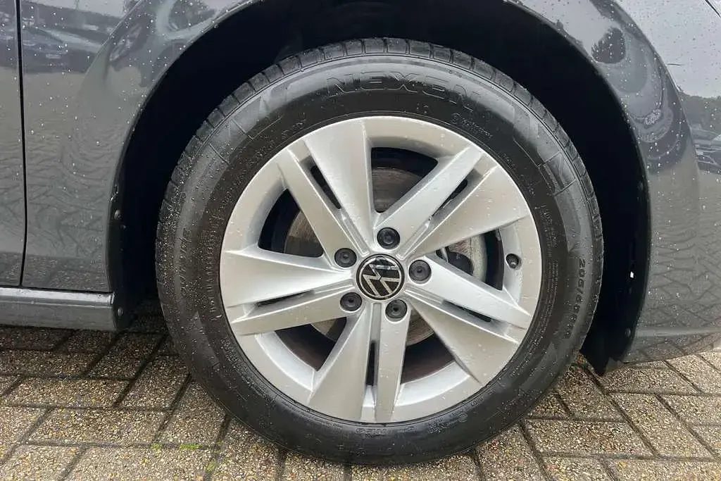 Used VW Golf VIII Life 130 HP (95 kW) 2024 Grey Hatchback